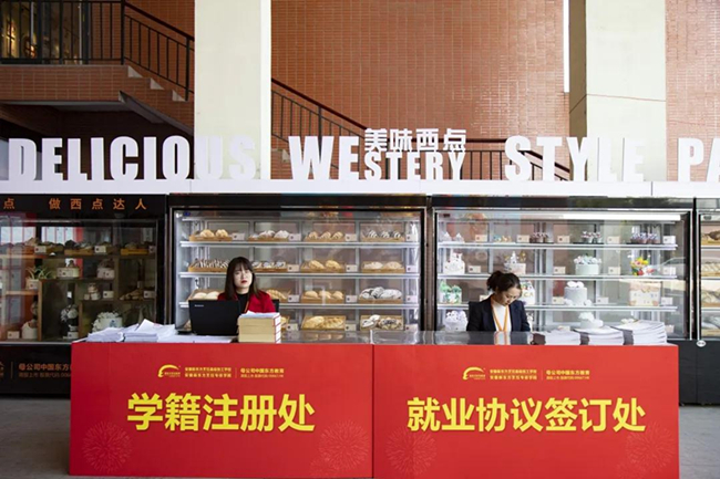 学籍注册现场人潮拥挤!争先恐后报名,只为学门好手艺!