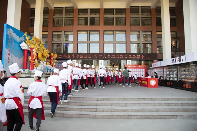 学籍注册现场人潮拥挤!争先恐后报名,只为学门好手艺!