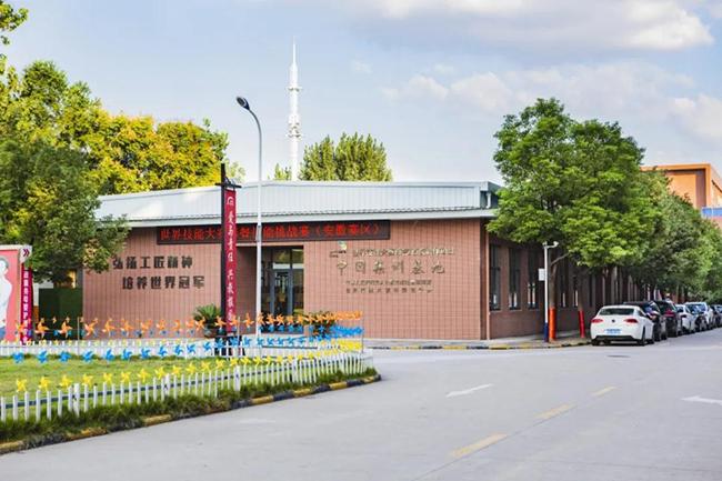 学籍注册现场人潮拥挤!争先恐后报名,只为学门好手艺!