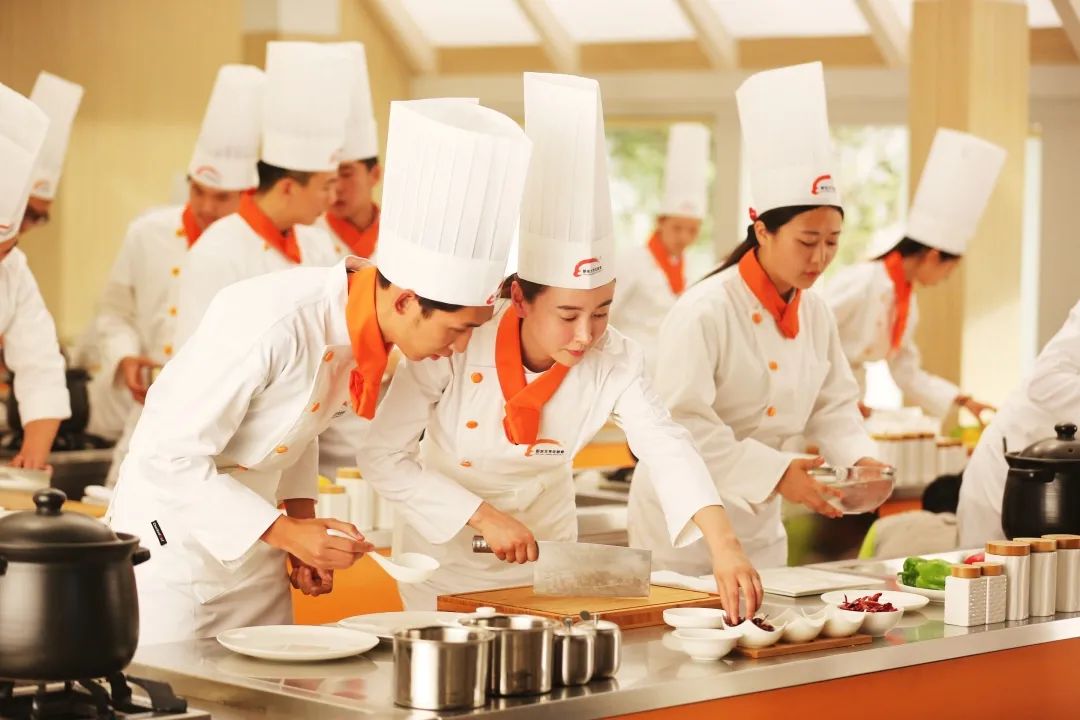 学中餐只能做厨师?这几个火爆职业了解一下