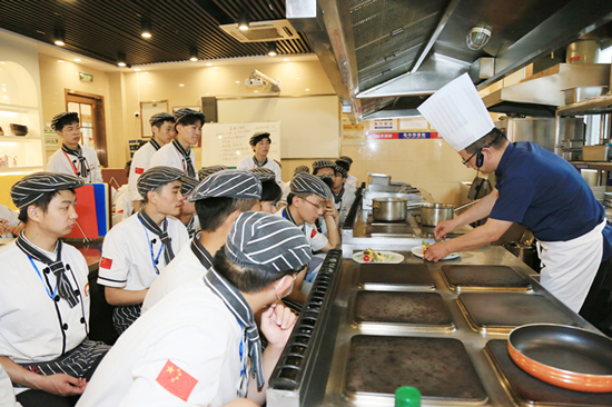 合肥栖巢集团总厨来我校为西餐学子授课