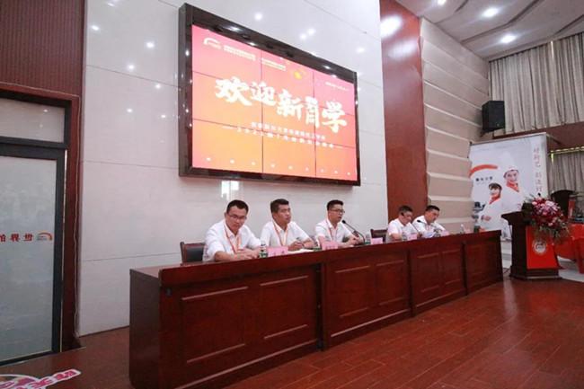 来了来了,小萌新向我们走来了