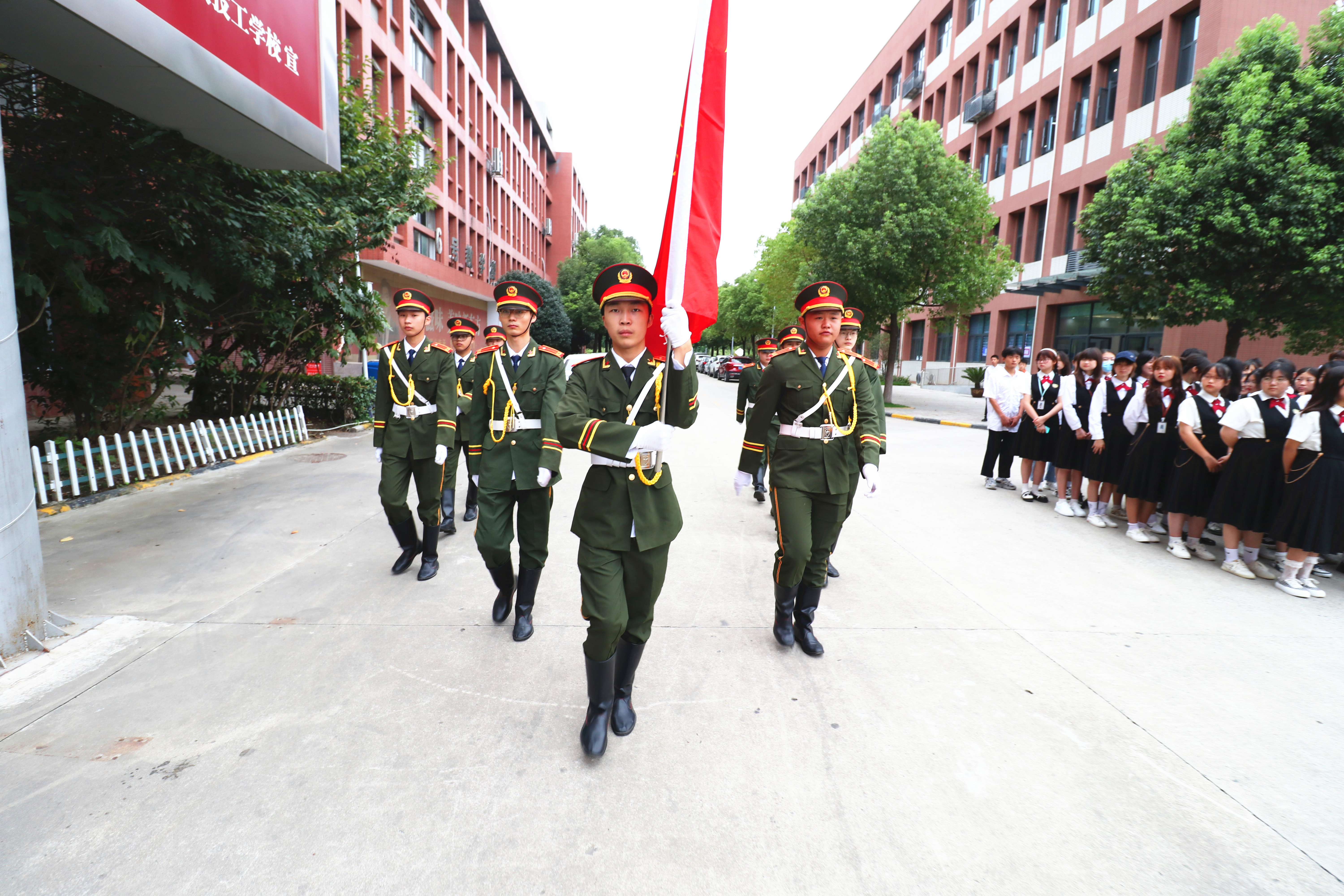 周一升旗仪式:立爱国志,成报国才!