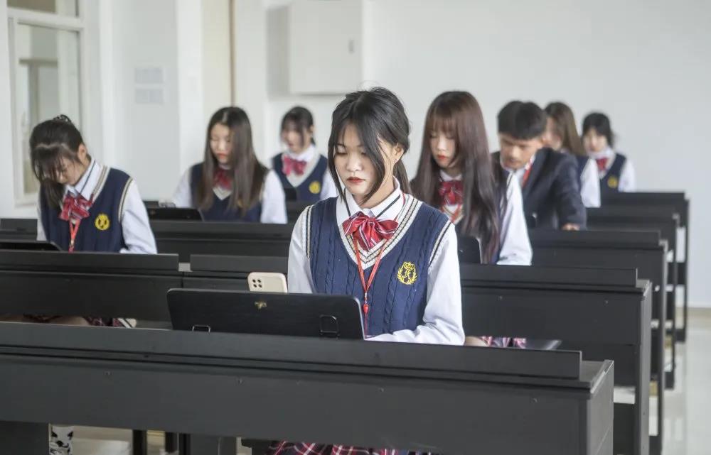 幼儿教育与西点专业两个专业,哪个专业更适合女生学习?