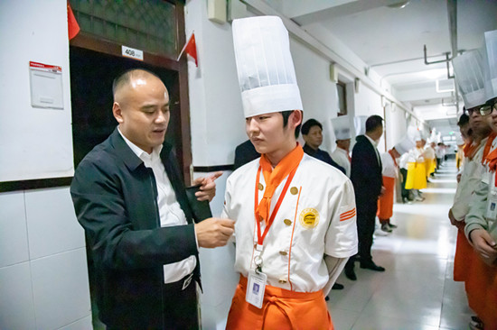 关心学生生活,安徽新东方院长走进学生宿舍,检查寝室环境