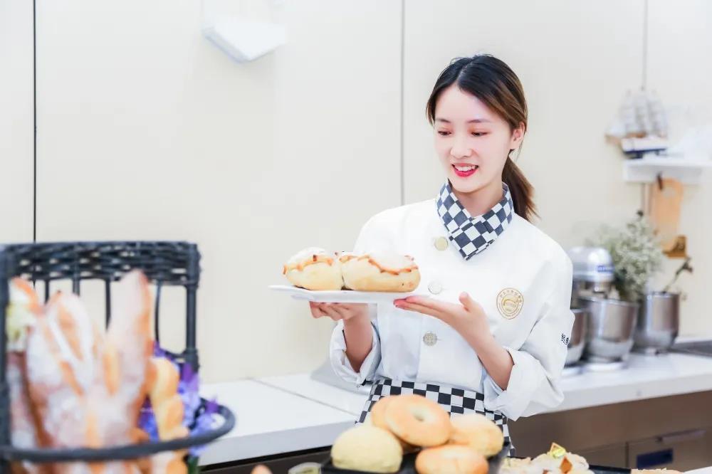 女生初中毕业学什么专业好?学习这几个专业