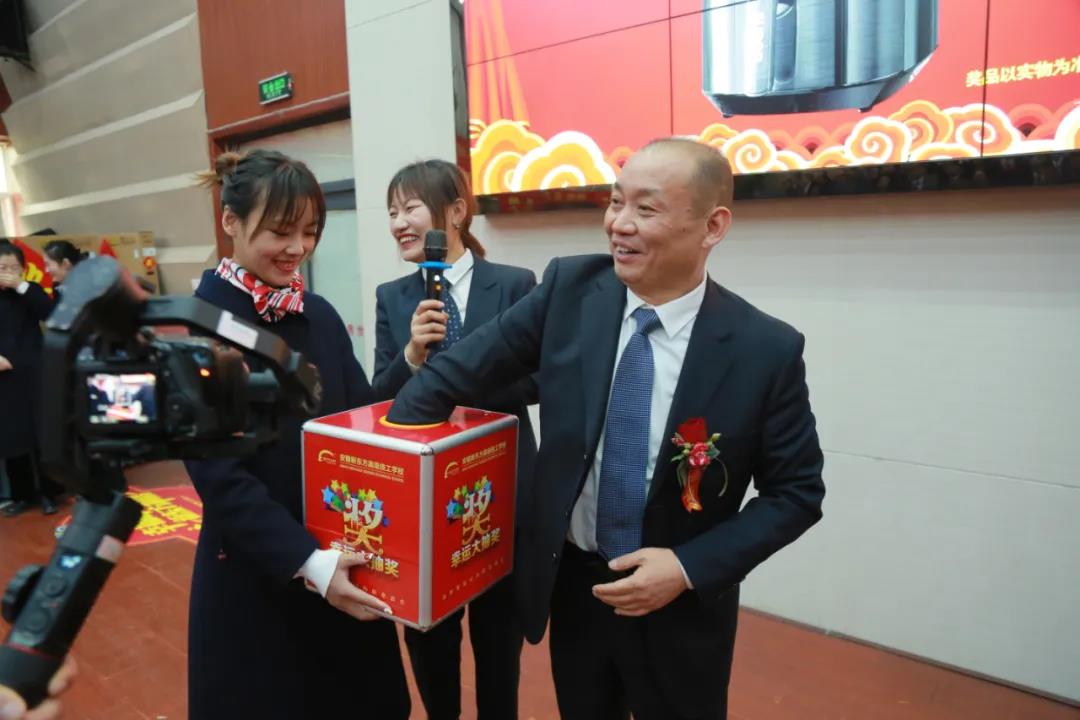 “虎虎生威·展我芳华”安徽新东方2022年新春年会欢乐落幕!