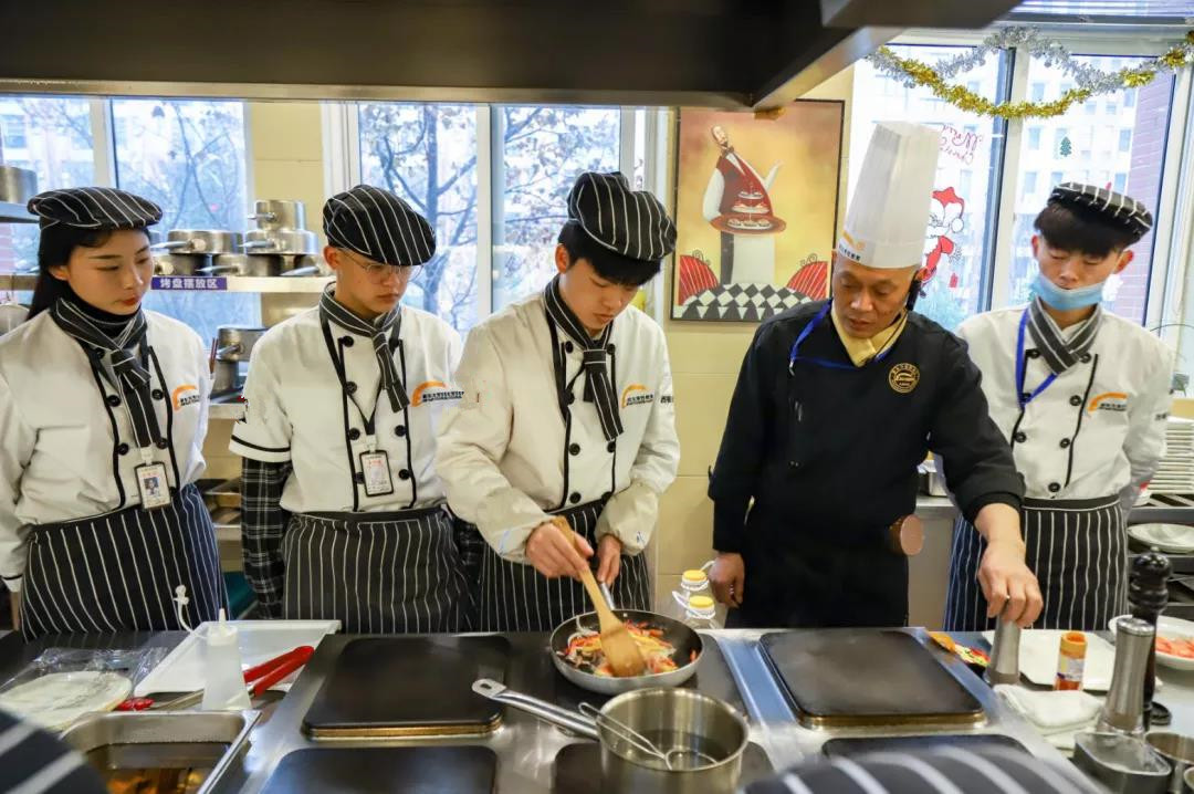 想学厨师技术到哪里好?来安徽新东方烹饪学校