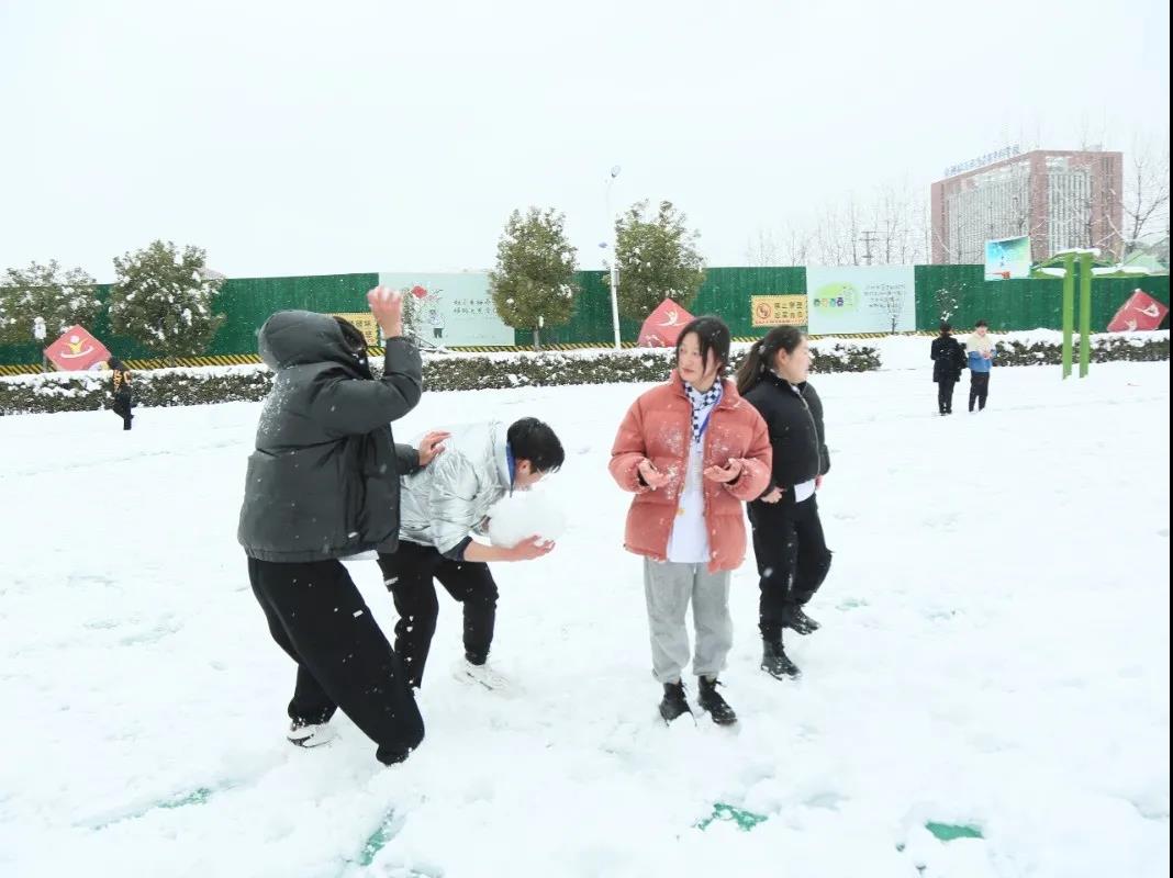 开学第—天,同学们都在做什么?跟着小新一起去“探班”吧!