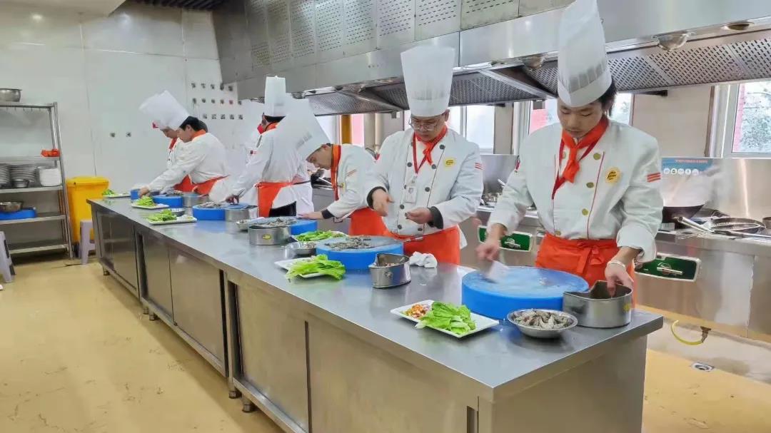 开学第—天,同学们都在做什么?跟着小新一起去“探班”吧!