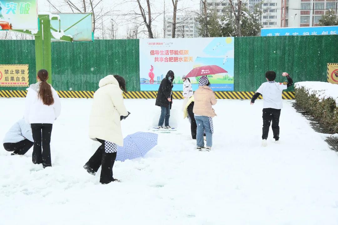 开学第—天,同学们都在做什么?跟着小新一起去“探班”吧!