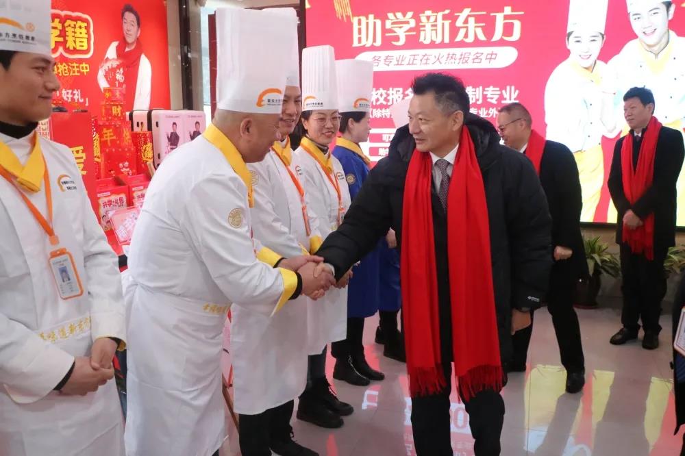 新年送祝福,慰问暖人心|吴伟董事长一行来校慰在一线辛勤耕耘的教职工们