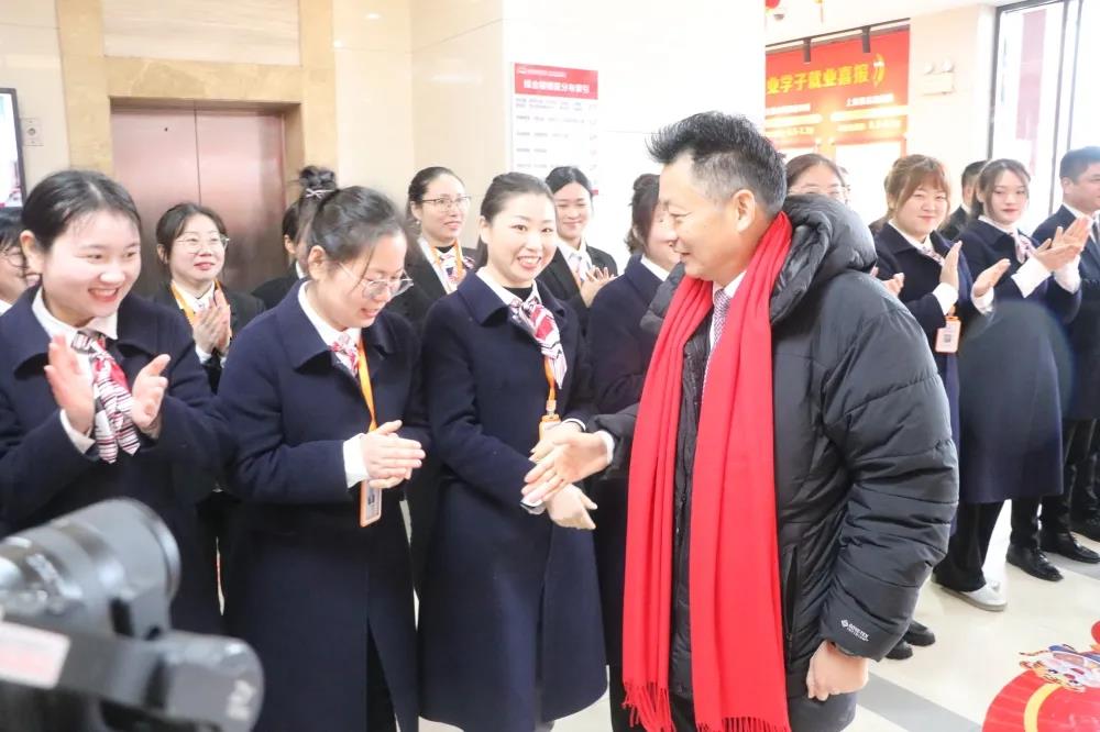 新年送祝福,慰问暖人心|吴伟董事长一行来校慰在一线辛勤耕耘的教职工们