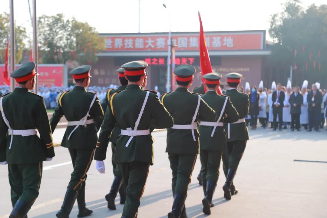 升国旗,奏国歌,行注目礼!