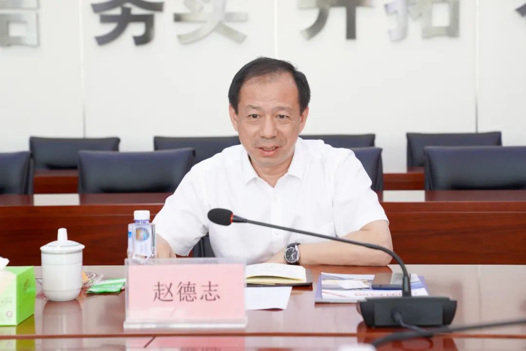 新疆生产建设兵团第十二师人力资源和社会局党组书记/局长赵德志一行莅临我校考察指导
