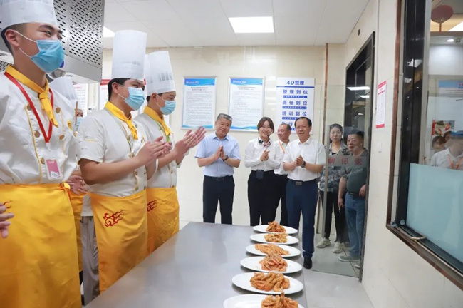 新疆生产建设兵团第十二师人力资源和社会局党组书记/局长赵德志一行莅临我校考察指导