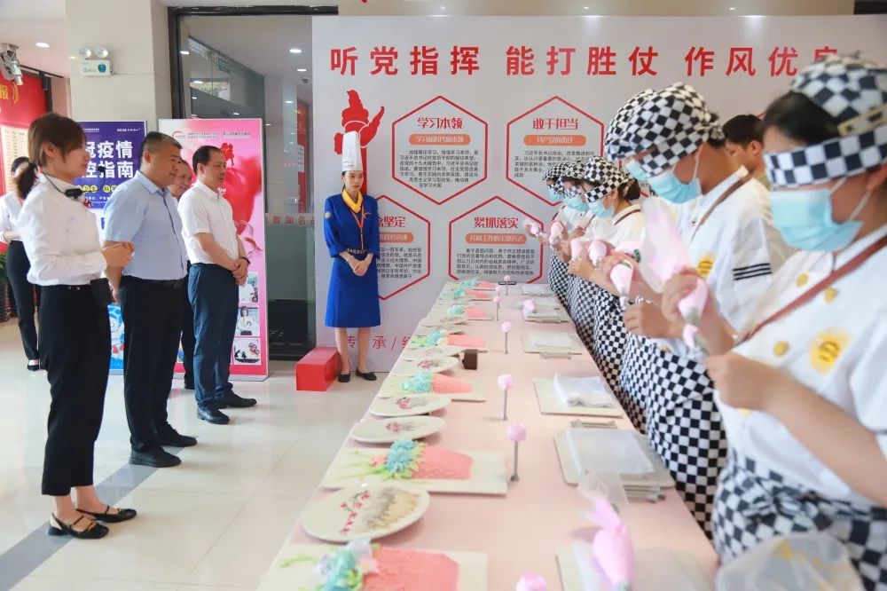 新疆生产建设兵团第十二师人力资源和社会局党组书记/局长赵德志一行莅临我校考察指导