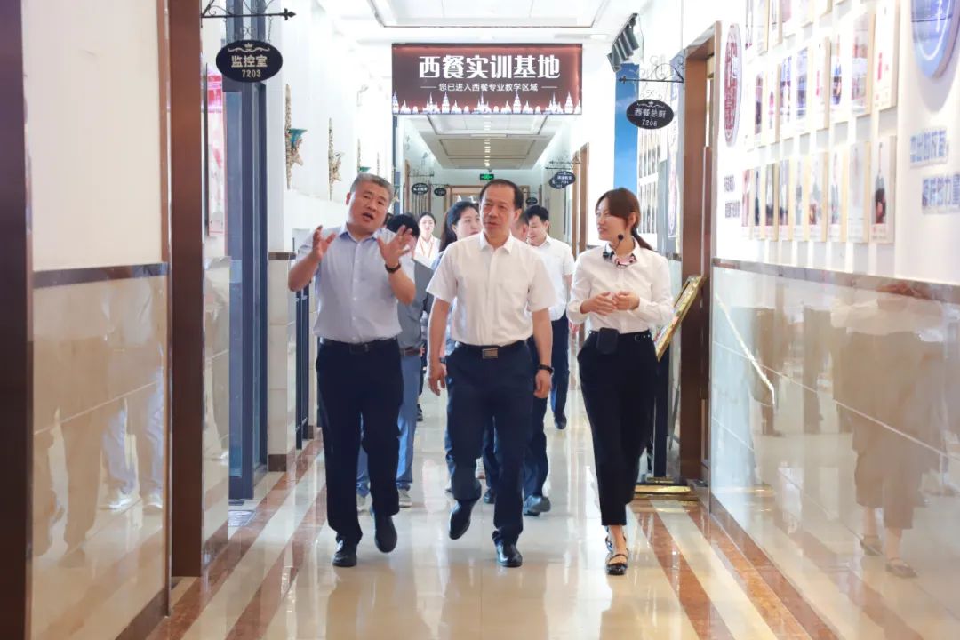 新疆生产建设兵团第十二师人力资源和社会局党组书记/局长赵德志一行莅临我校考察指导