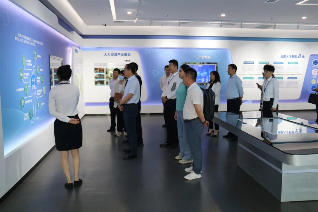 新疆生产建设兵团第十二师人力资源和社会局党组书记/局长赵德志一行莅临我校考察指导