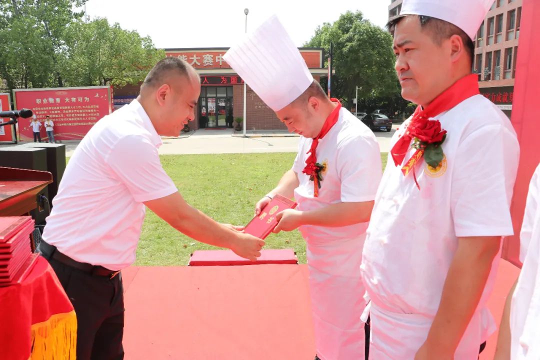 【与行业大师同行,共赢未来】新东方烹饪教育研发基地揭牌暨老师名厨受聘仪式今日圆满举行!