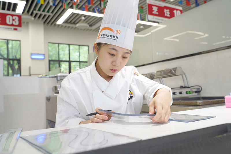 技能强国,永不止步:我校邀请西点行业导师为学生授课