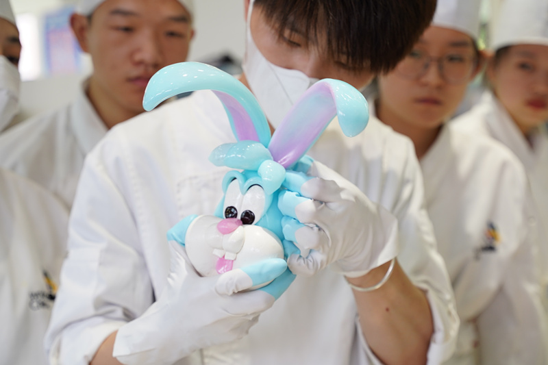 技能强国,永不止步:我校邀请西点行业导师为学生授课