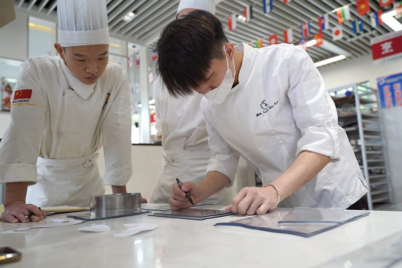 技能强国,永不止步:我校邀请西点行业导师为学生授课