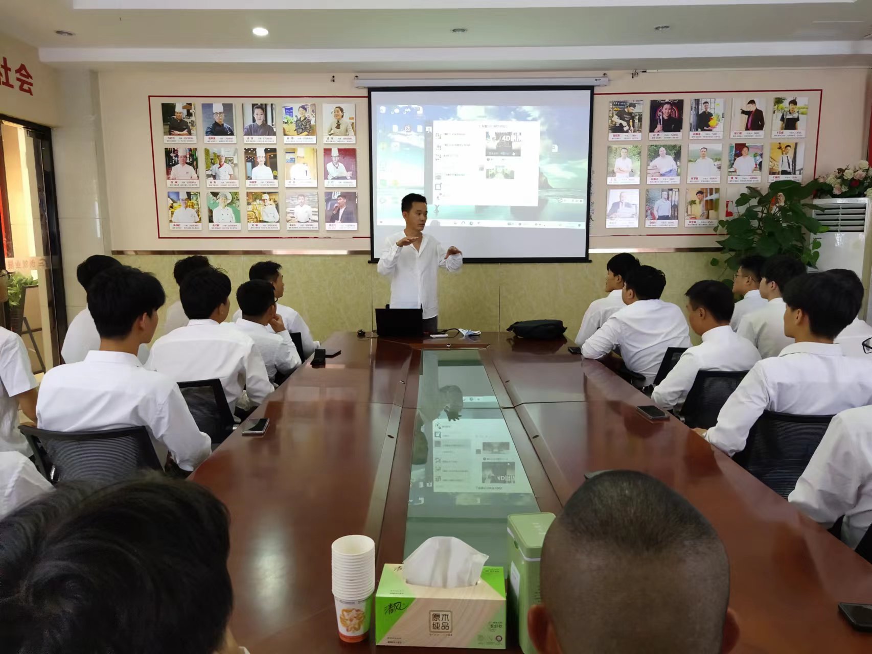 馨忆坊大酒店来我校举行专场招聘会