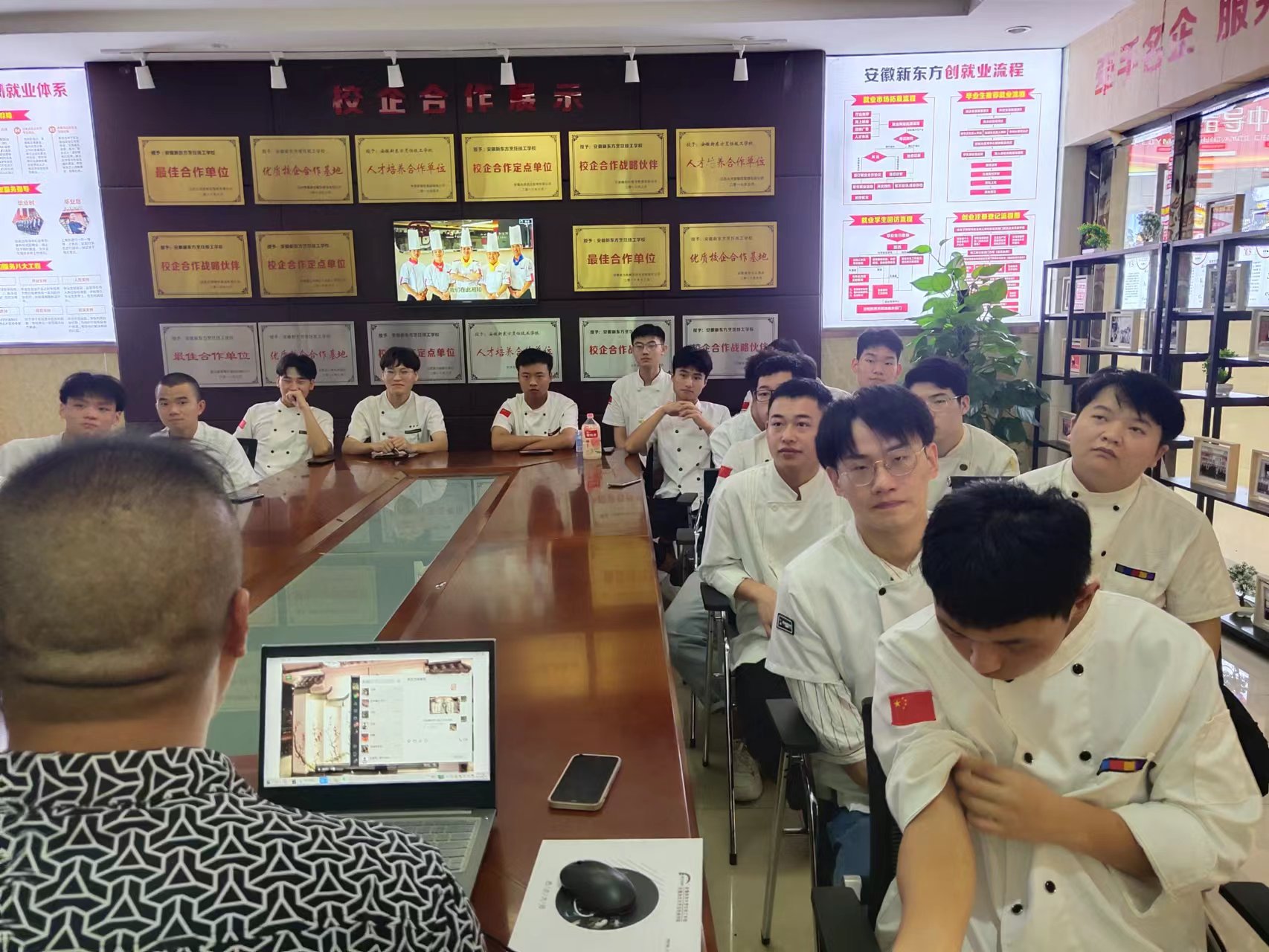 苏州苏浙徽餐饮来我校开展专场招聘会