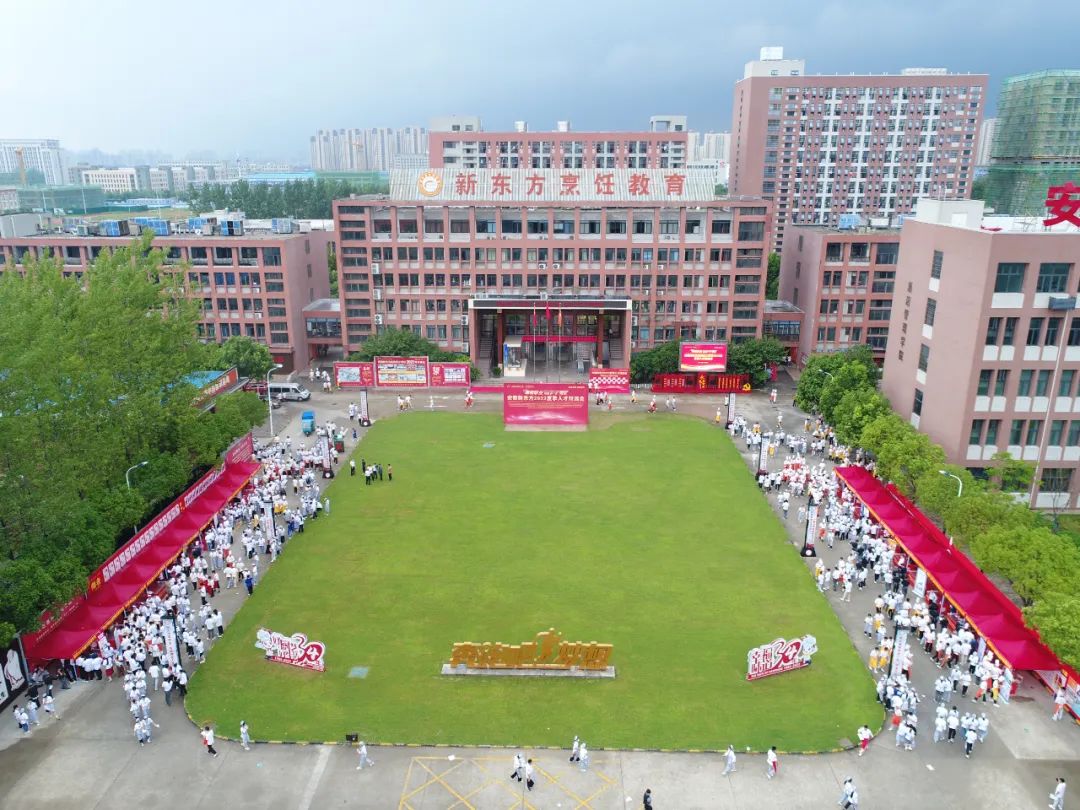 合作企业为我校创就业指导中心赠送锦旗