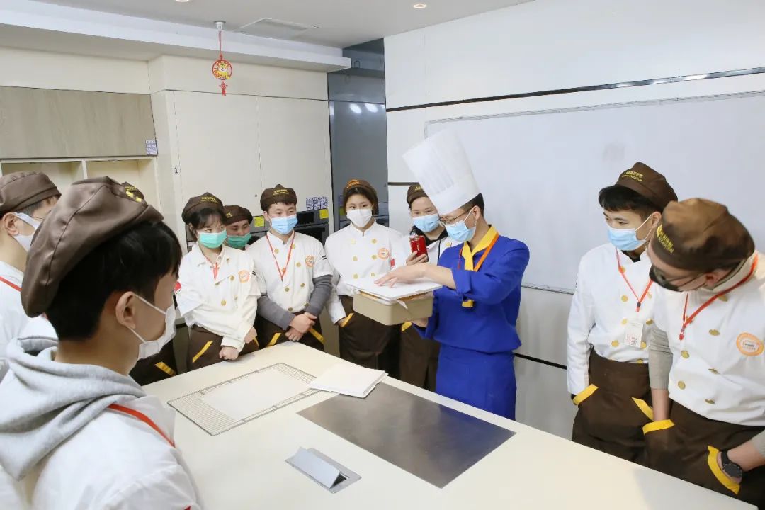创业必知丨低门槛学烘焙,究竟多久可以自己创业开店?